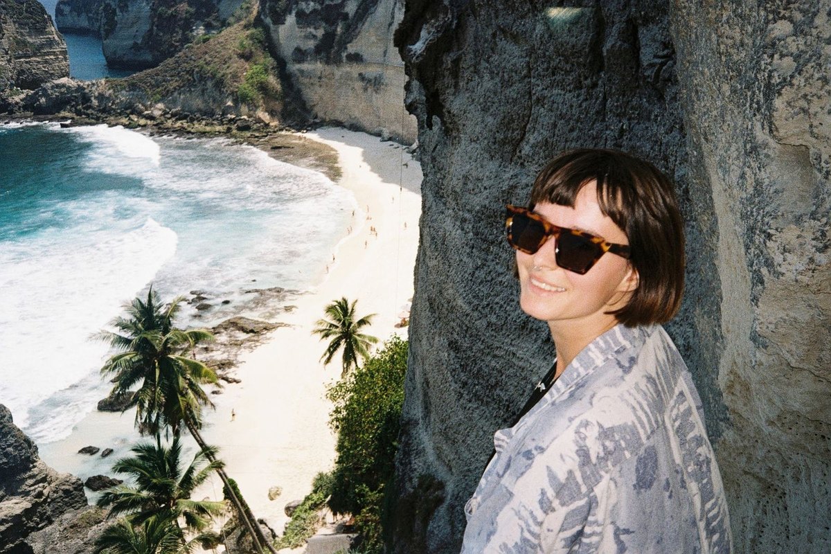 Anuša above a cliff beach